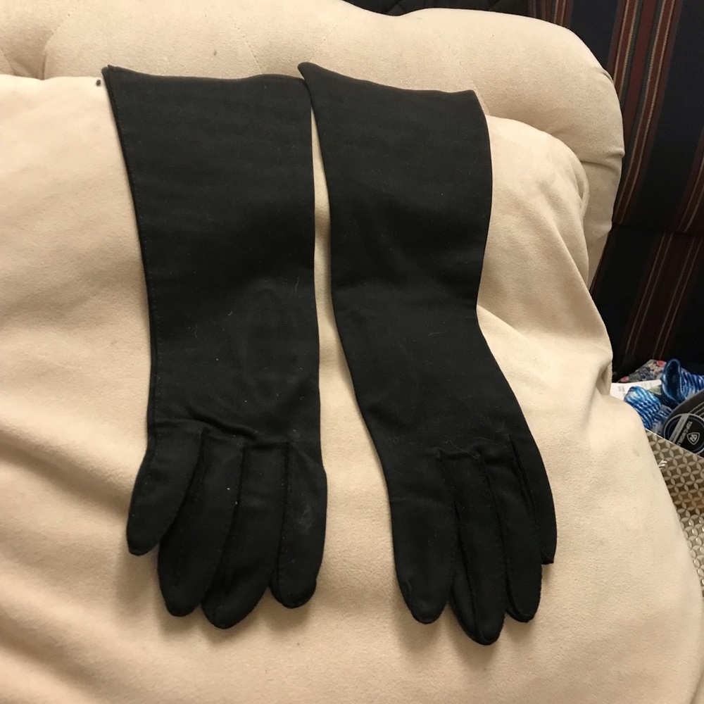 Carolina Amato gloves